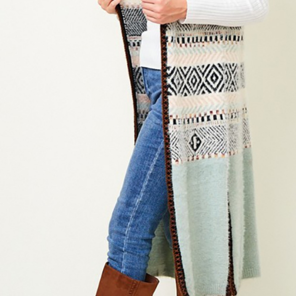 ONE LEFT. SIZE SMALL 🎁TRENDY Absolutely Gorgeous Sweater Vest - Picture 4 of 6